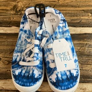 Time and Tru casual shoes